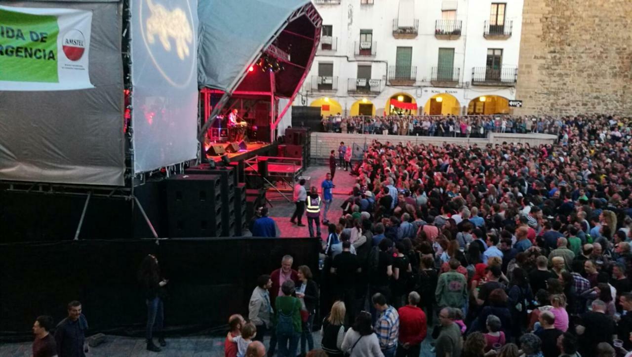 Apartamentos La Machacona Plaza Mayor Caces Exteriör bild